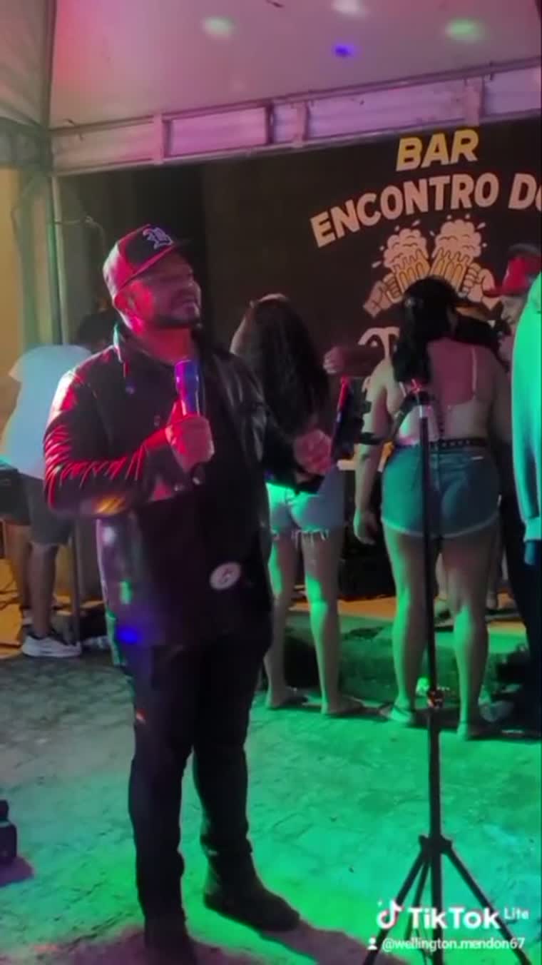 Wellington Mendonça em show ao vivo